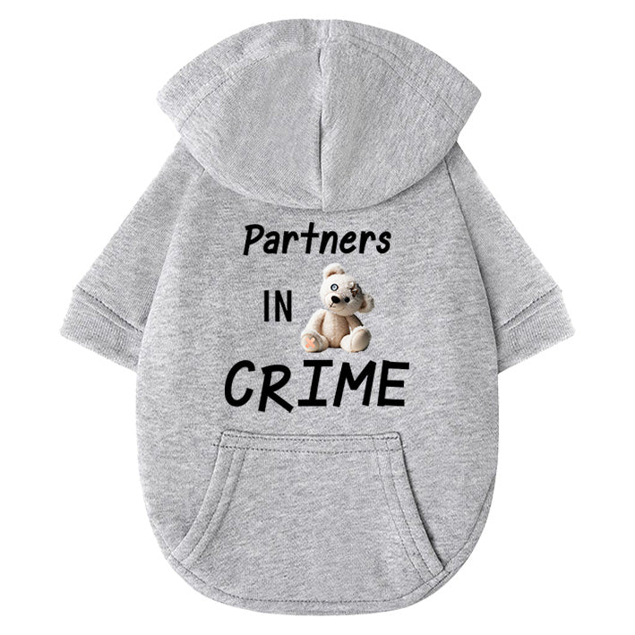 Premium grauer Baumwoll-Kapuzenpullover für Hunde mit Partners in Crime Print in Wunschfarbe und zerrissener Teddybär-Grafik - nachhaltiger Kind-Hund Partnerlook