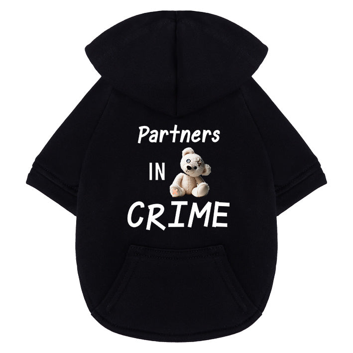 Schwarzer Premium-Hoodie für Hunde mit Partners in Crime Schriftzug in Wunschfarbe und zerrissener Teddybär-Illustration - Partnerlook für Kind und Tier