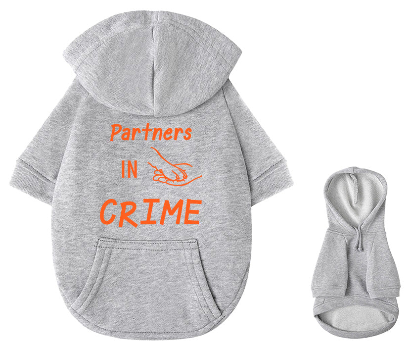 Matching Dog Owner Hoodie Set - Grauer Hundepullover aus reiner Baumwolle mit Partners in Crime Design und symbolischen Hand- und Pfotenmotiv in orange, passende Besitzer-Hoodies verfügbar