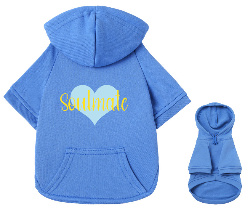 Blauer Hunde-Hoodie aus 100% Baumwolle mit gelbem Soulmate Schriftzug und hellblauem Herz - stylischer Hundepullover für modebewusste Vierbeiner - atmungsaktiver Premium Hundekapuzenpulloverr. Rücken- und Brustansicht