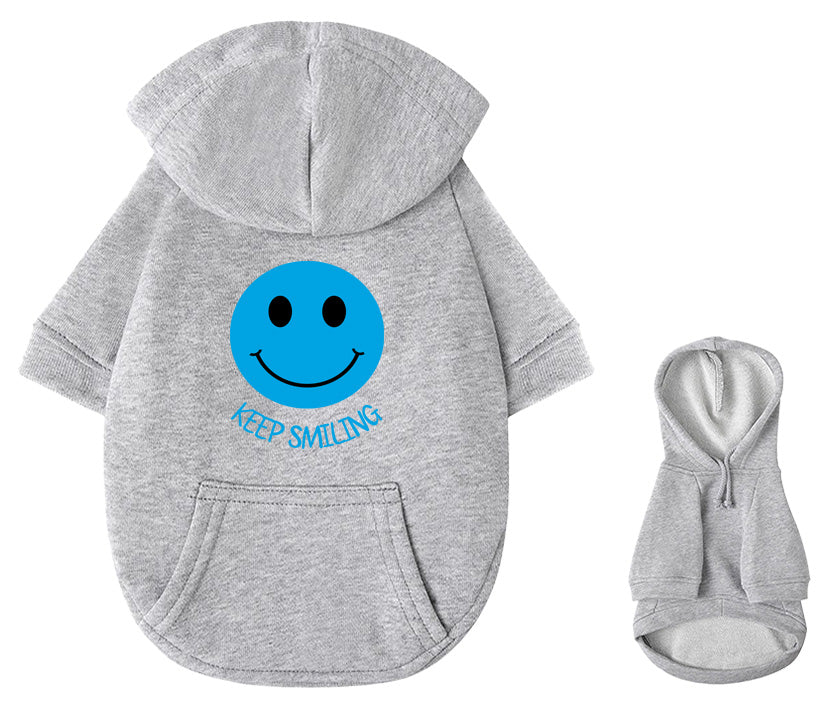 Niedlicher grauer Hunde-Hoodie aus Baumwolle: Keep Smiling Smiley in individuell wählbarer Farbgestaltung, Rücken- und Brustansicht 