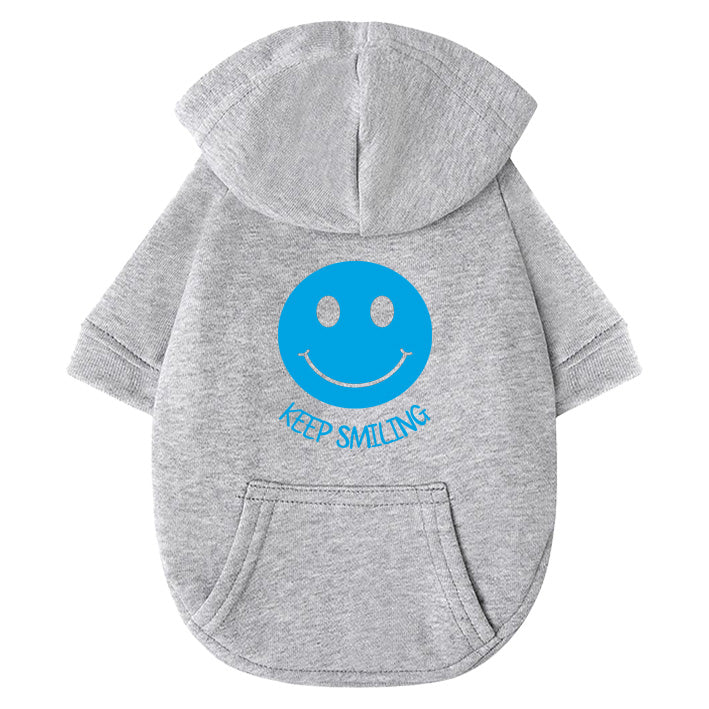 Hautfreundlicher grauer Hunde-Hoodie aus 100% Baumwolle mit anpassbarem Smiley-Print und motivierendem Keep Smiling Schriftzug für gute Laune