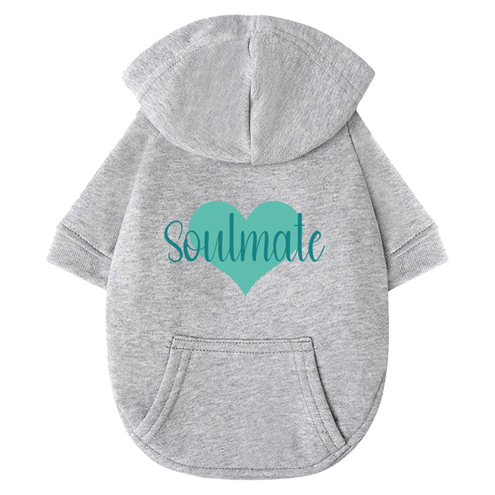 Trendiger Hunde-Hoodie Soulmate in Grau mit petrolfarbener Schrift und Herz-Motiv - atmungsaktiver Hundepullover aus reiner Baumwolle - stylischer Kapuzenpulli für modebewusste Hunde