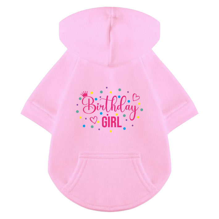 Geburtstagsoutfit für Hunde: Rosafarbener Hoodie mit verspieltem Birthday Girl Aufdruck und Konfetti-Elementen im Design