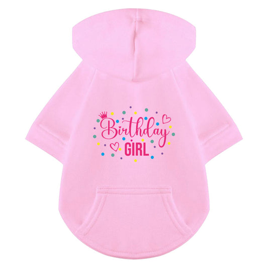 Geburtstagsoutfit für Hunde: Rosafarbener Hoodie mit verspieltem Birthday Girl Aufdruck und Konfetti-Elementen im Design