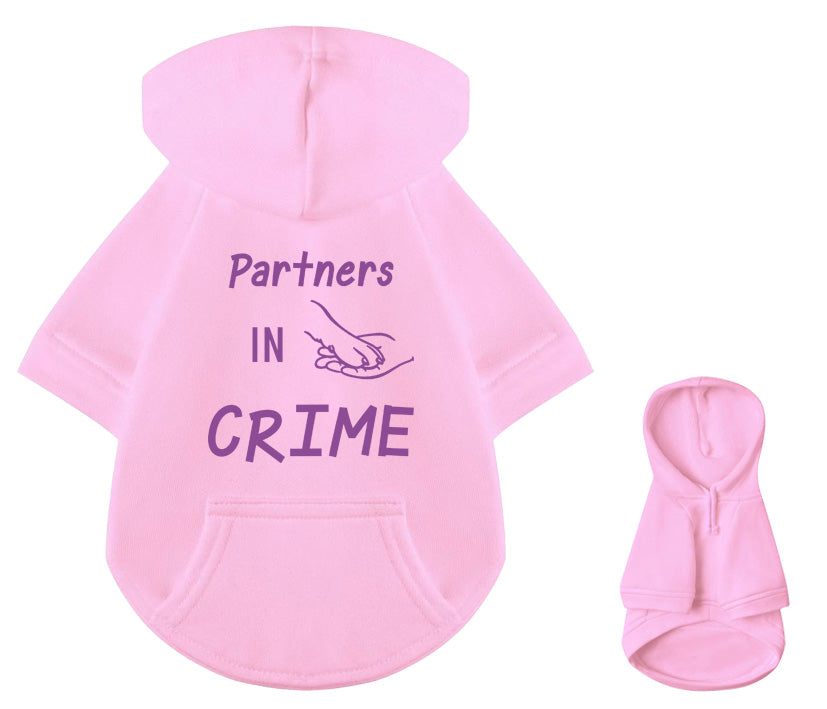 Rosa Hunde Hoodie aus 100% Baumwolle mit Partners in Crime Aufdruck, Pfoten- und Handabdruck Design in lila- Teil eines Dog Mom & Dad Partnerlook Sets mit passenden Hoodies für Frauchen und Herrchen