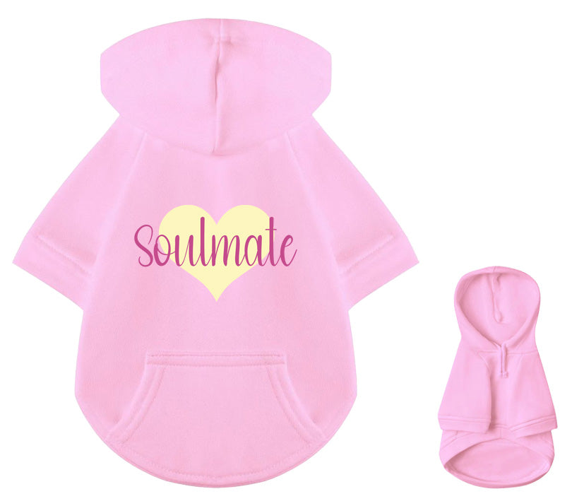 Trendiger Hunde-Hoodie in rosa mit Soulmate Schriftzug in himbeerfarben und Herz-Motiv in gelb - atmungsaktiver Hundepullover aus reiner Baumwolle - stylischer Kapuzenpulli für modebewusste Hunde. Rücken- und Brustansicht