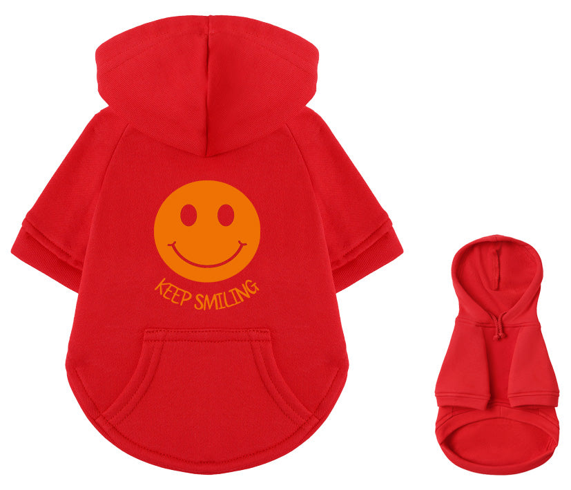 Hundemode mit Charakter: roter Baumwoll-Kapuzenpullover mit wählbarem Smiley-Design in Wunschfarbe und inspirierendem Motto keep smiling