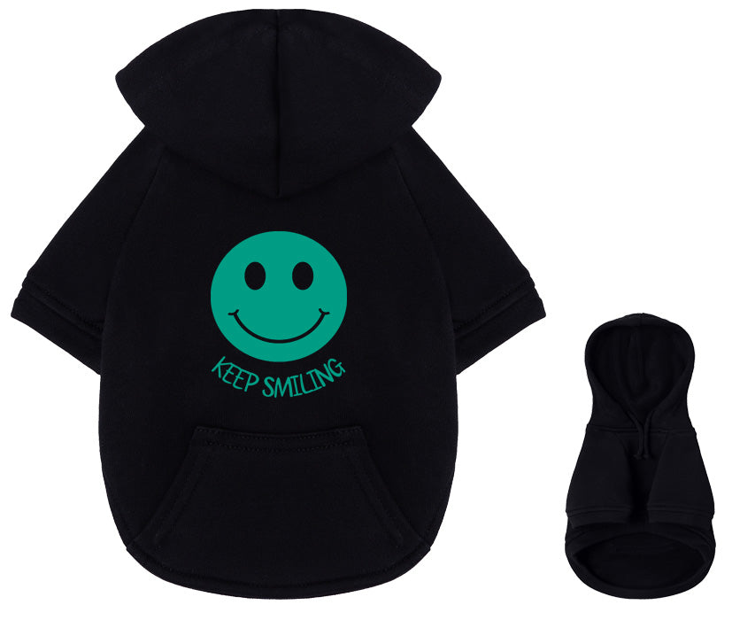 Stylischer Hundemode-Hoodie in schwarz mit personalisierbarem Smiley-Print, Keep Smiling Statement und 100% Baumwoll-Qualität, Brust und Rückenansicht