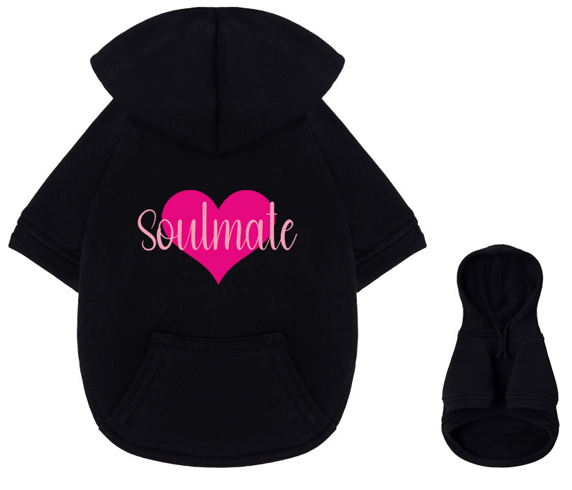 Trendiger Hunde-Hoodie in Schwarz mit rosa Schrift und Herz-Motiv knallpink - atmungsaktiver Hundepullover aus reiner Baumwolle - stylischer Kapuzenpulli für modebewusste Hunde. Rücken- und Brustansicht