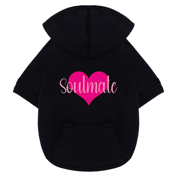 Kuschelige Hundemode: Schwarzer Baumwoll-Hoodie mit Soulmate Statement und pinkem Herzprint - warmer Hundepullover mit Kapuze - moderner Hunde Kapuzenpullover für alle Größen