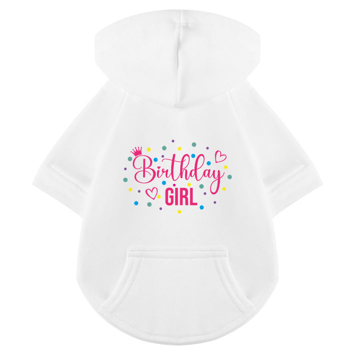 Geburtstagsoutfit für Hunde: Weißer Hoodie mit verspieltem Birthday Girl Aufdruck und Konfetti-Elementen im Design