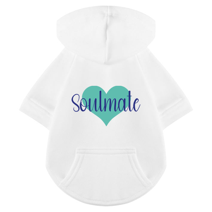 Trendiger Hunde-Hoodie Soulmate in weiss mit dunklelblauer Schrift und grünem Herz-Motiv - atmungsaktiver Hundepullover aus reiner Baumwolle - stylischer Kapuzenpulli für modebewusste Hunde