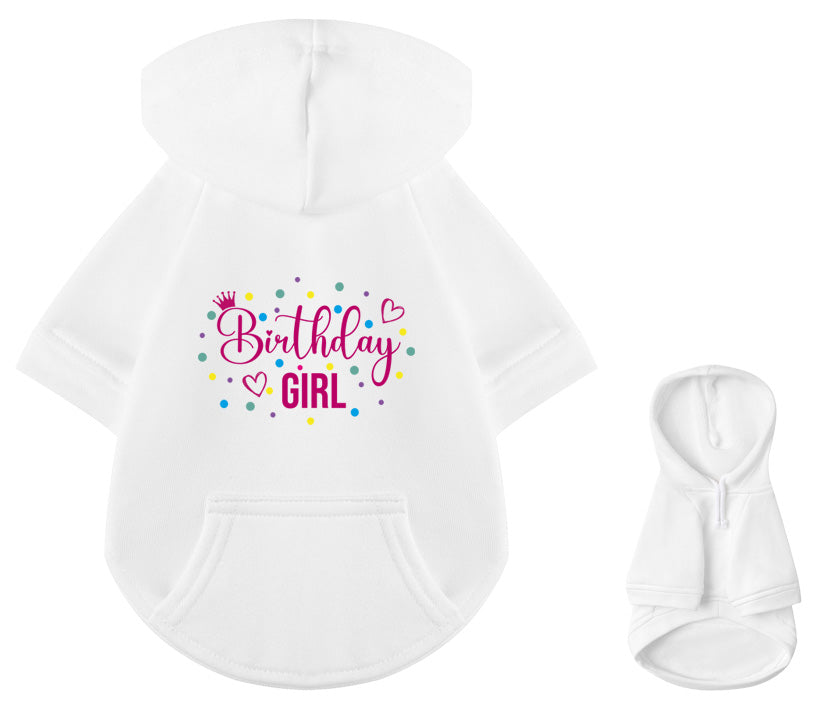 Weißer Geburtstags-Hoodie für Hunde in Komplettansicht - Birthday Girl Statement mit Konfetti-Motiv von vorne und hinten zu sehen