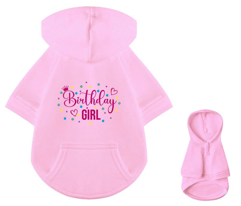 Rosa Geburtstags-Hoodie für Hunde in Komplettansicht - Birthday Girl Statement mit Konfetti-Motiv von vorne und hinten zu sehen