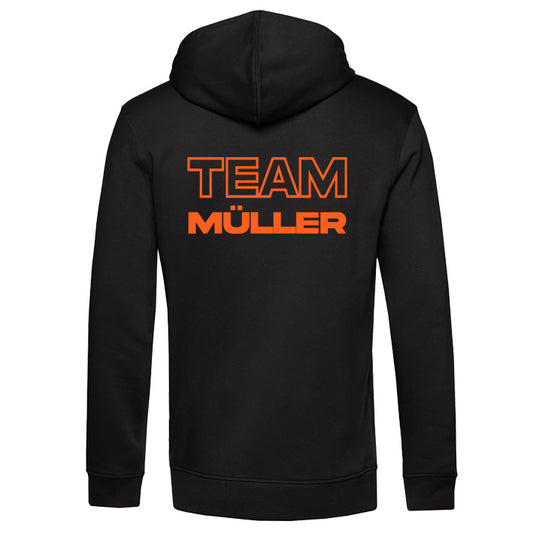 Herren Hoodie Schwarz mit orangefarbenem Rückenprint Team und Wunschtext - Teil der Family-Matching-Kollektion für Herren - Passende Kapuzenpullover für Damen, Kinder und Hunde erhältlich - Familien Partnerlook Set für gemeinsame Anlässe