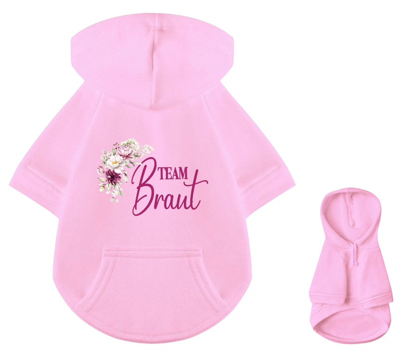 Hochzeit Hunde-Hoodie in Rosa mit Team Braut Schriftzug in Himbeerfarben und floralem Design, Vorder- und Rückansicht, passend zur Team Braut Partnerlook Kollektion